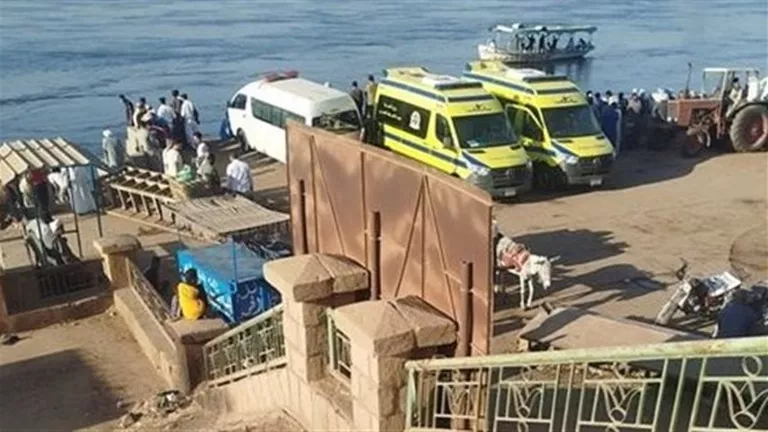 انتشال جثمان الضحية الثانية في حادث سقوط سيارة من العبارة في دشنا