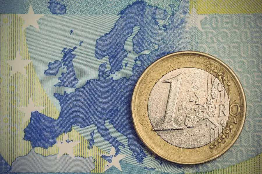 انخفاض اليورو إلى أدنى مستوى له في أسبوعين وسط استجابة الأسواق لاتفاق التجارة بين أمريكا وأوروبا