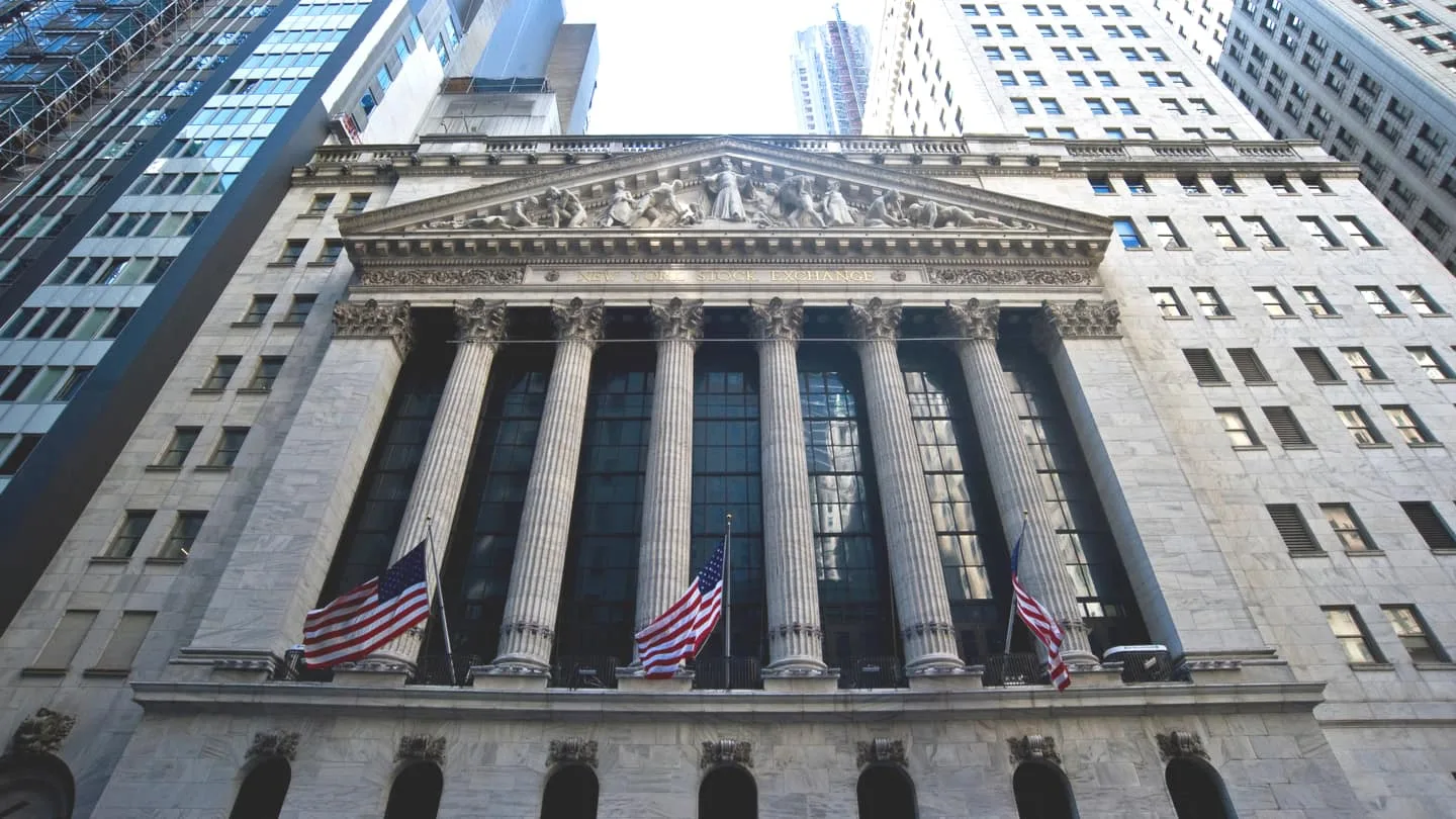 انخفاض مؤشر القلق في سوق الأسهم الأمريكية إلى أدنى مستوى له منذ فبراير الماضي انخفاض مؤشر القلق في سوق الأسهم الأمريكية إلى أدنى مستوى له منذ فبراير الماضي