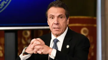 كومو يختار الاستمرار في سباق عمدة نيويورك على الرغم من خسارته في الانتخابات التمهيدية للحزب الديمقراطي
