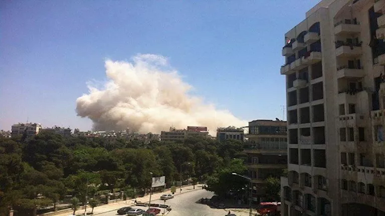 انفجار مخزن للذخائر بالقرب من مطار حلب في شمال سوريا انفجار مخزن للذخائر بالقرب من مطار حلب في شمال سوريا