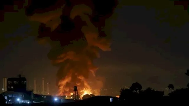 انفجارات قوية غير واضحة تضرب إيران مع مزاعم غير رسمية ضد إسرائيل