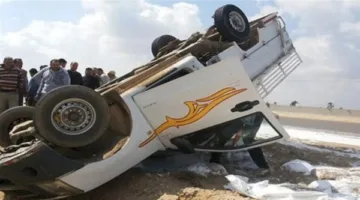 انقلاب سيارة نقل محملة بأنابيب على طريق الفيوم