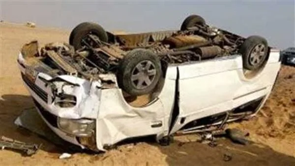 انقلاب شاحنة مقطورة في مجرى مائي بالصف