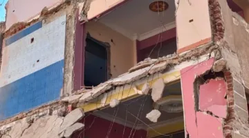 انهار مبنى في مصر القديمة واسترجاع جثة والبحث عن ضحية أخرى تحت الركام