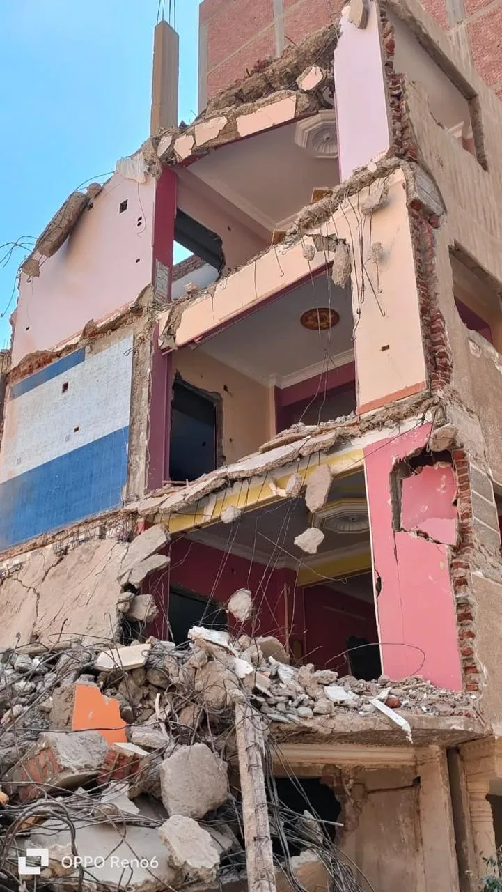 انهار مبنى في مصر القديمة واسترجاع جثة والبحث عن ضحية أخرى تحت الركام