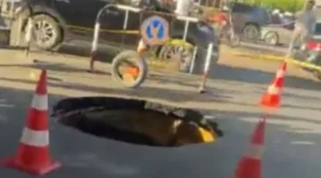 انهيار أرضي غير متوقع في أحد الشوارع الرئيسية بمنطقة الزيتون