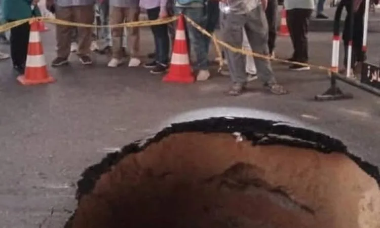 انهيار أرضي في خط صرف صحي بقطر 600 مم تحت كوبري التجنيد بجسر السويس انهيار أرضي في خط صرف صحي بقطر 600 مم تحت كوبري التجنيد بجسر السويس