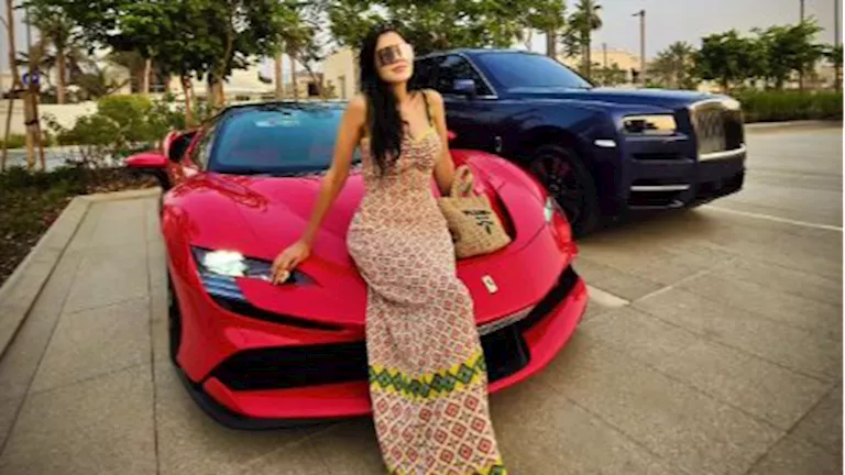 بأناقة جريئة.. مي عمر تتألق في أحدث ظهور لها أمام سيارة فاخرة وتفاعل الجمهور بشكل لافت (صور)