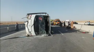 بالأسماء: وفاة 3 أفراد وإصابة 12 آخرين جراء انقلاب ميني باص في صحراوي المنيا