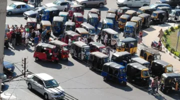 بالاحتجاج على قرار وزارة الداخلية اللبنانية… سائقي التوك توك يغلقون عدة طرق في طرابلس (فيديو)