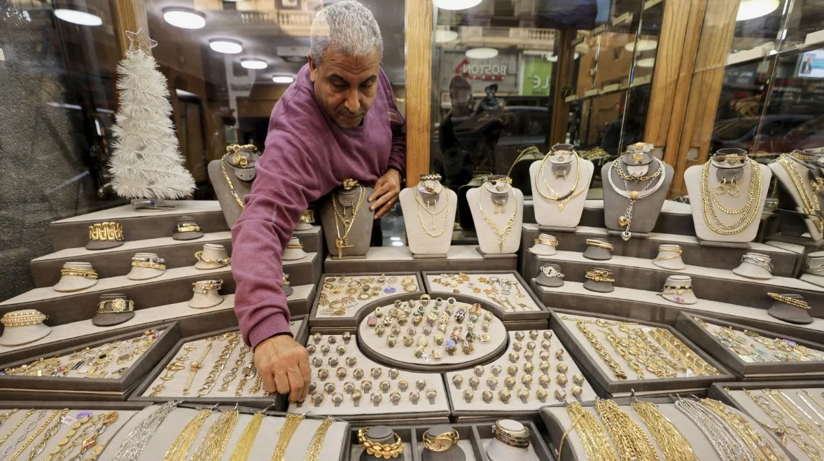 بالرغم من التقلبات العالمية.. انخفاض أسعار الذهب محليًا وعيار 21 يسجل هذا الرقم بالرغم من التقلبات العالمية.. انخفاض أسعار الذهب محليًا وعيار 21 يسجل هذا الرقم