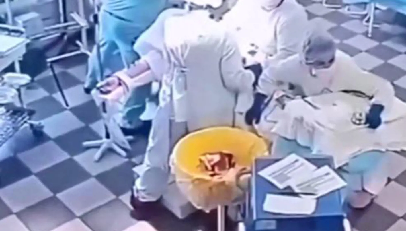 بالرغم من الزلزال القوي… أطباء روس يواصلون إجراء عملية جراحية وسط هزات عنيفة (فيديو) بالرغم من الزلزال القوي… أطباء روس يواصلون إجراء عملية جراحية وسط هزات عنيفة (فيديو)
