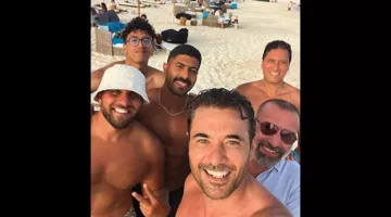 بالصور: أحدث إطلالة للنجم أحمد عز على الشاطئ مع أصدقائه