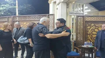 بالصور: أشرف زكي وأحمد فتحي يشاركان في عزاء شقيق المخرج خالد جلال