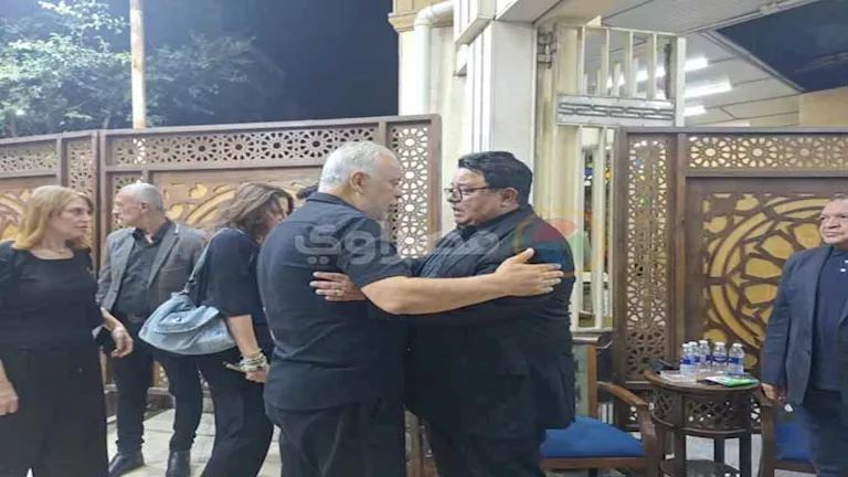 بالصور: أشرف زكي وأحمد فتحي يشاركان في عزاء شقيق المخرج خالد جلال