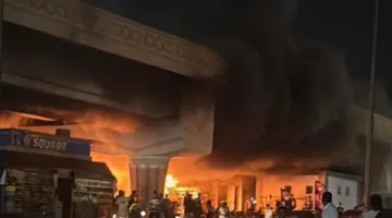 بالصور: إرسال ثلاث سيارات إطفاء لإخماد حريق في كافيه بالتجمع
