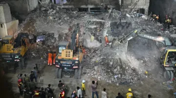 بالصور: انهيار مبنى يسفر عن وفاة 8 أشخاص في دولة آسيوية