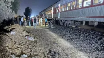 بالصور.. تصادم قطار مع جرار أثناء عبوره سكة الحديد في البحيرة