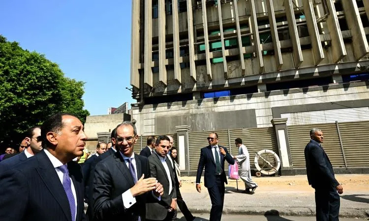 بالصور: رئيس الوزراء يزور “سنترال رمسيس” ويستعرض تقريراً عن استئناف الخدمات