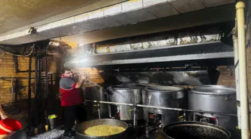 بالصور: مصادرة أطعمة غير صالحة للاستهلاك في مطعم كشري معروف ببنها