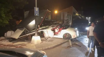 بالفيديو – حادث سير خطير في البترون… سيارة فراري تصطدم بكشك على جانب الطريق!