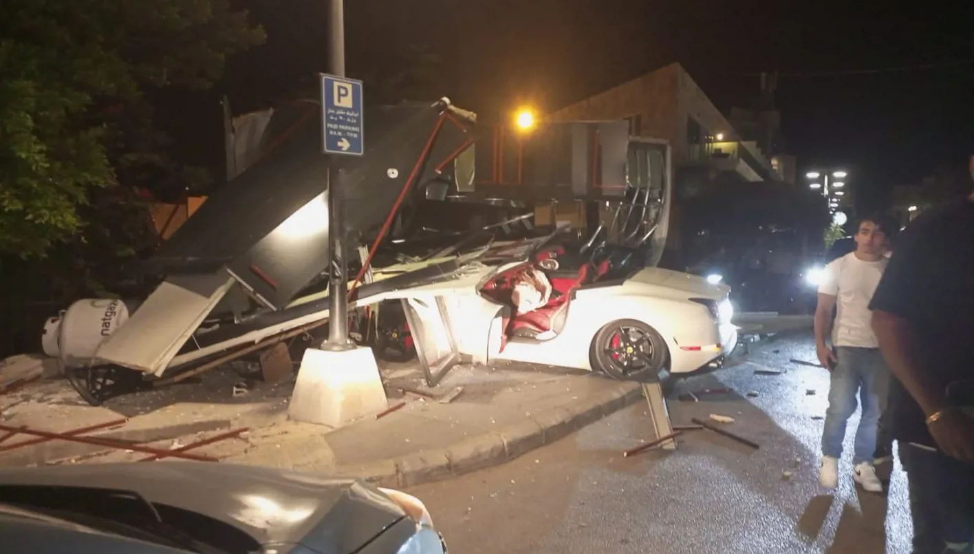 بالفيديو – حادث سير خطير في البترون… سيارة فراري تصطدم بكشك على جانب الطريق! بالفيديو – حادث سير خطير في البترون… سيارة فراري تصطدم بكشك على جانب الطريق!