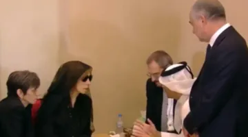 بالفيديو – وزير الثقافة القطري يقدم تعازيه للسيدة فيروز
