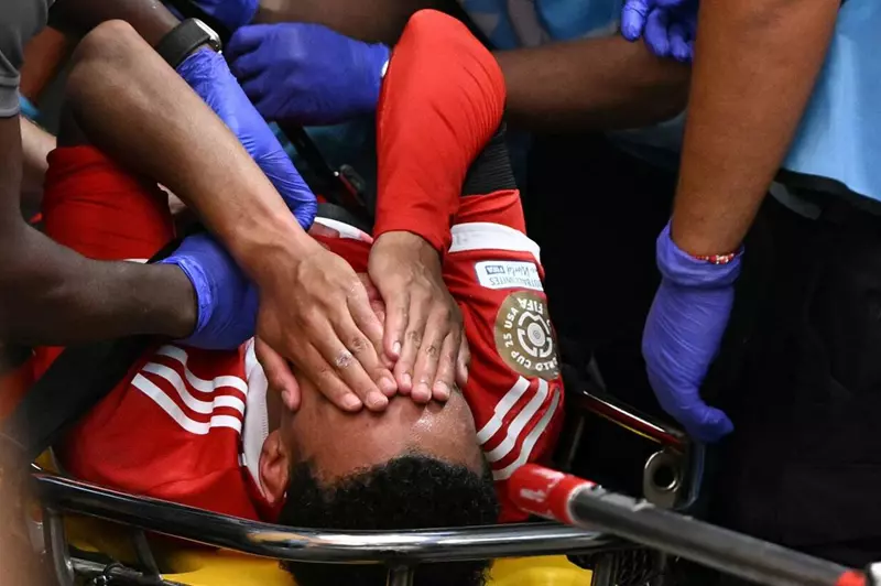 بايرن ميونخ يساند موسيالا بعد إصابته خلال المباراة أمام باريس، بعد خروجه على نقالة بايرن ميونخ يساند موسيالا بعد إصابته خلال المباراة أمام باريس، بعد خروجه على نقالة