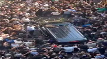 بتصفيق وهتافات حماسية… انطلاق موكب تشييع جثمان زياد الرحباني وسط حشود كبيرة (فيديو)