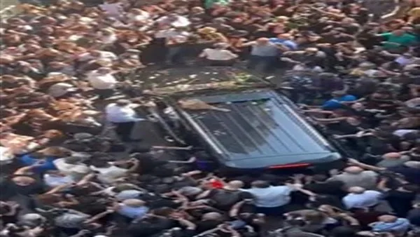 بتصفيق وهتافات حماسية… انطلاق موكب تشييع جثمان زياد الرحباني وسط حشود كبيرة (فيديو) بتصفيق وهتافات حماسية… انطلاق موكب تشييع جثمان زياد الرحباني وسط حشود كبيرة (فيديو)