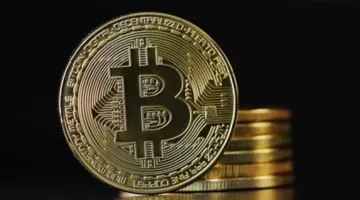 بتكوين تحقق رقماً قياسياً جديداً بتجاوز سعر 122 ألف دولار للمرة الأولى في تاريخها
