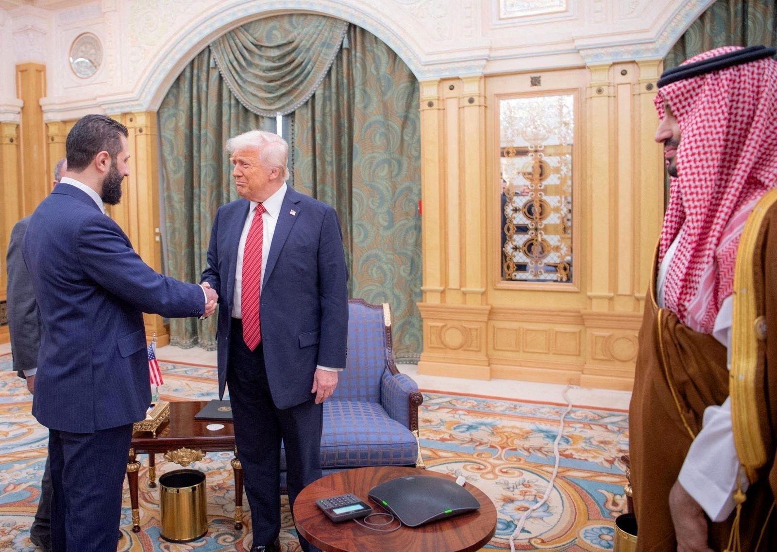 الرئيس الأمريكي دونالد ترامب ورئيس المرحلة الانتقالية في سوريا أحمد الشرع.