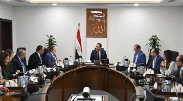 بحضور محافظ البنك المركزي.. رئيس الوزراء يجري اجتماعاً مهماً لمتابعة مساعي تقليل الدين العام