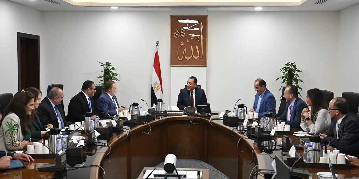 بحضور محافظ البنك المركزي.. رئيس الوزراء يجري اجتماعاً مهماً لمتابعة مساعي تقليل الدين العام