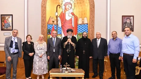 برئاسة محمد أبو السعود.. وفد من البنك الزراعي المصري يلتقي البابا تواضروس في المقر البابوي برئاسة محمد أبو السعود.. وفد من البنك الزراعي المصري يلتقي البابا تواضروس في المقر البابوي