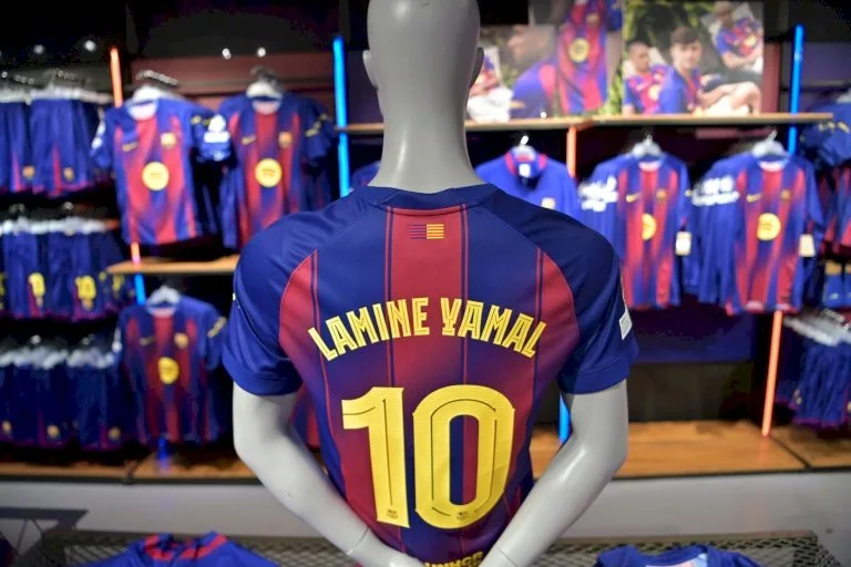 برشلونة يخصص الرقم 10 لنجمهم الشاب لامين جمال برشلونة يخصص الرقم 10 لنجمهم الشاب لامين جمال