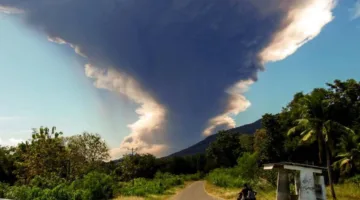 بركان لووتوبي ي erupt مرة أخرى في إندونيسيا (فيديو)