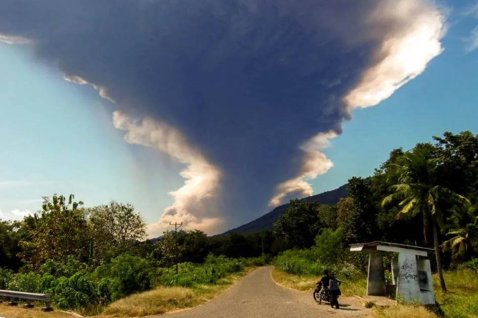 بركان لووتوبي ي erupt مرة أخرى في إندونيسيا (فيديو) بركان لووتوبي ي erupt مرة أخرى في إندونيسيا (فيديو)