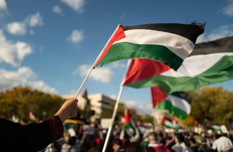بريطانيا ترد على انتقادات إسرائيل بشأن احتمال اعترافها بفلسطين كدولة. بريطانيا ترد على انتقادات إسرائيل بشأن احتمال اعترافها بفلسطين كدولة.