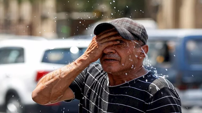 بسبب ارتفاع درجات الحرارة.. العراق يعلق العمل في خمس محافظات بسبب ارتفاع درجات الحرارة.. العراق يعلق العمل في خمس محافظات