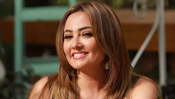 بشرى تظهر لجمهورها بأحدث إطلالة من حمام السباحة