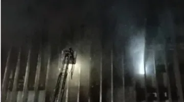 بطل الدفاع المدني: يرفض مغادرة السلم حتى إطفاء حريق سنترال رمسيس