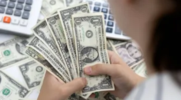 بعد أسوأ بداية في 52 عاماً.. ما سبب صمود الدولار هذا الأسبوع؟ تحليل للبيانات والسياسات