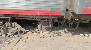 «بعد ارتطامه بالرصيف».. قطار يخرج عن مساره في الغربية دون تسجيل إصابات