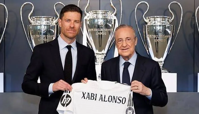 بعد الخسارة القاسية أمام باريس.. اجتماع مهم بين بيريز وألونسو في ريال مدريد