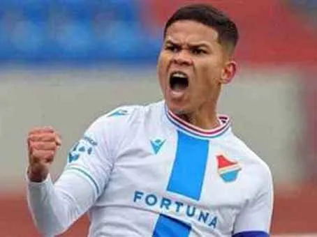 بعد انتهاء الفحص الطبي، إيفرتون يلتحق بمعسكر بيراميدز في تركيا. بعد انتهاء الفحص الطبي، إيفرتون يلتحق بمعسكر بيراميدز في تركيا.