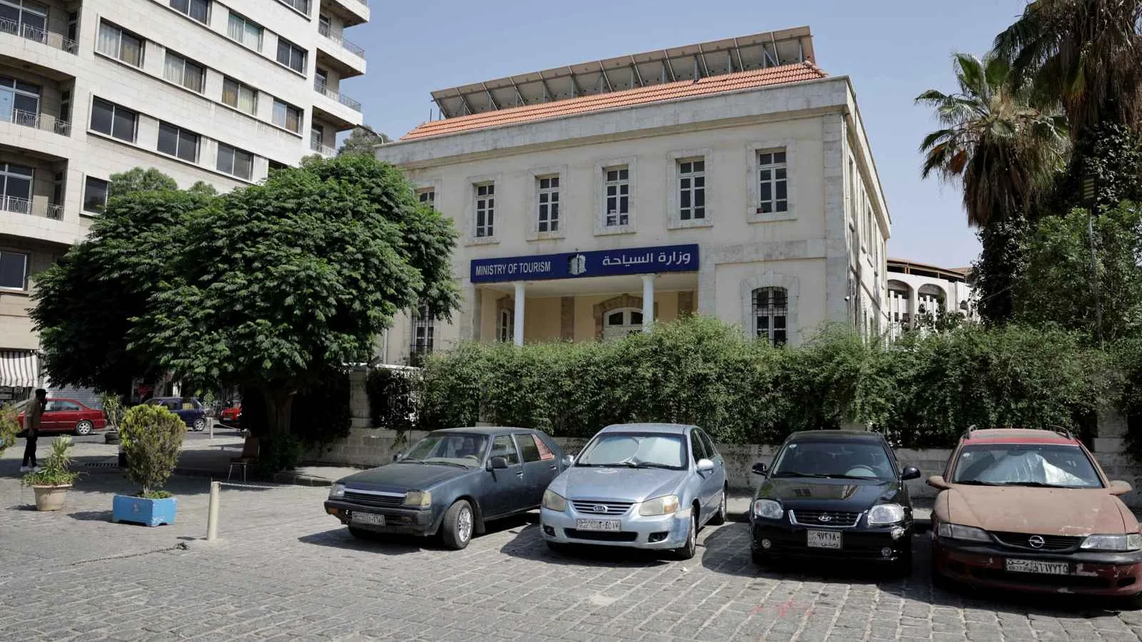 بعد حظر الاستخدام… هل ستصبح السيارة مرة أخرى حلمًا للسوريين أم ستتوقف فوضى السوق؟