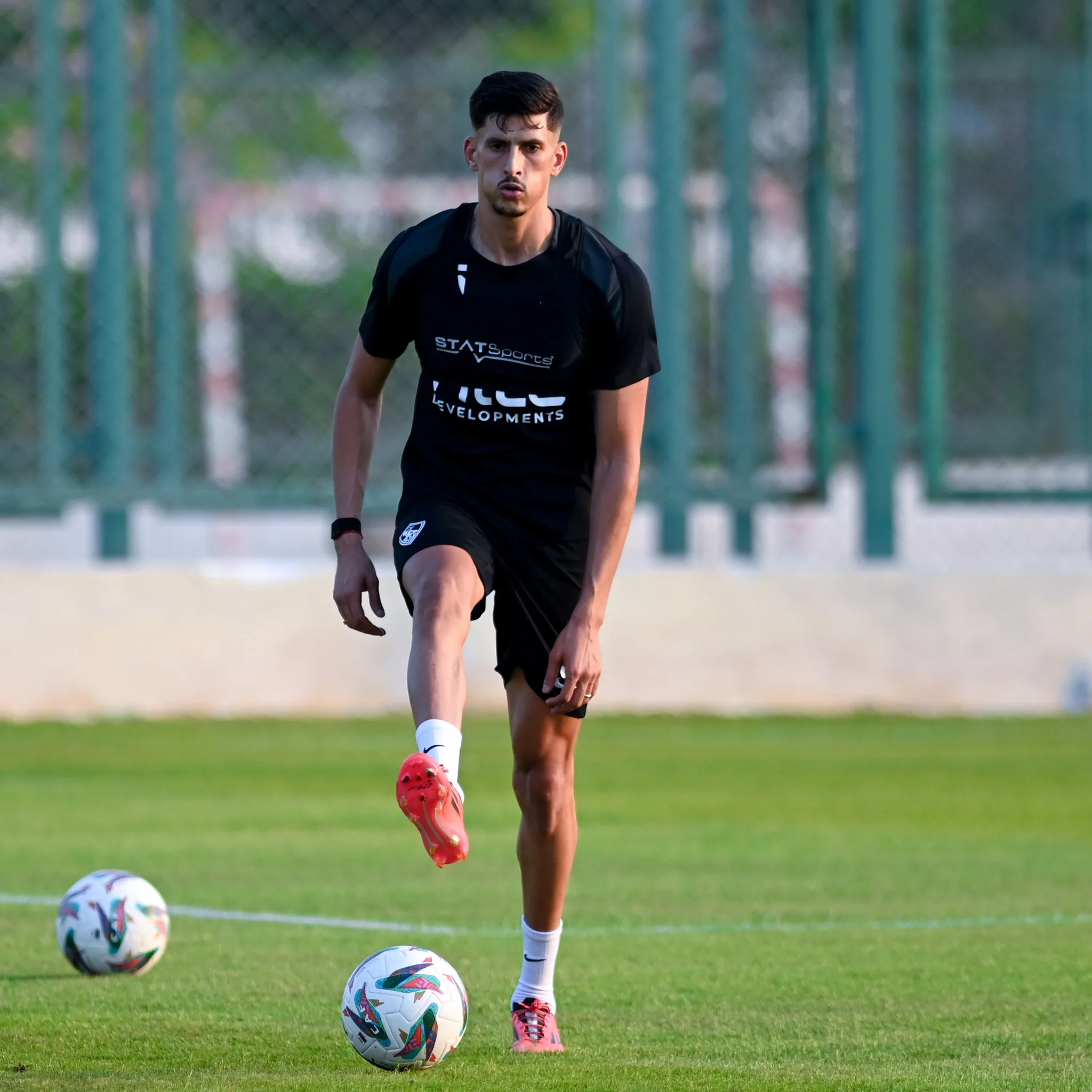 بعد شفائه من الإصابة، صلاح مصدق ينضم إلى تدريبات الزمالك الجماعية. بعد شفائه من الإصابة، صلاح مصدق ينضم إلى تدريبات الزمالك الجماعية.