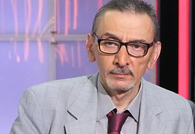 بعد غياب طويل.. لحظة وصول فيروز إلى كنيسة رقاد لتوديع زياد الرحباني بعد غياب طويل.. لحظة وصول فيروز إلى كنيسة رقاد لتوديع زياد الرحباني